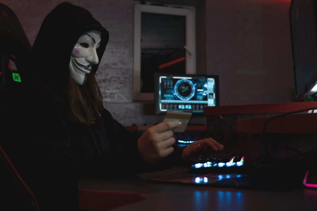 Personne masqué en train de pirater la carte de crédit de quelqu'un