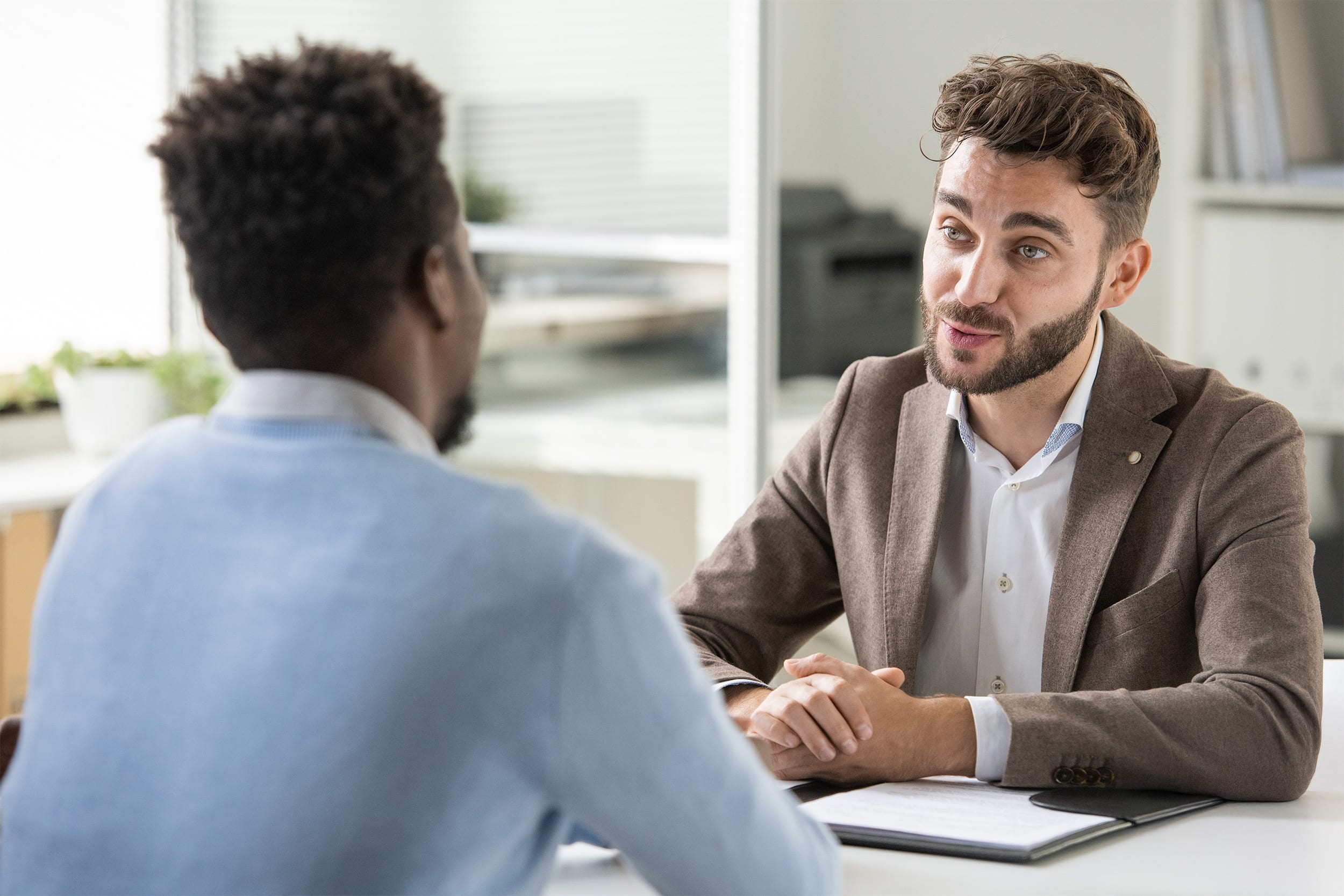 Entretien professionnel entre un candidat et un recruteur, illustrant une session d’évaluation menée par un cabinet de recrutement data pour identifier les meilleurs talents du secteur.