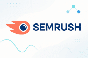 Logo de SEMrush affiché sur un fond blanc avec des graphismes abstraits sur le thème du marketing.