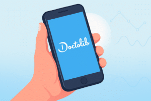 Illustration d'une main tenant un smartphone avec l'application Doctolib ouverte sur l'écran.